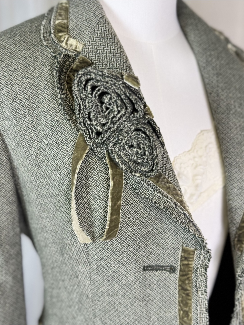 Banana Republic Wool Blazer w/ Velvet Trim + Floral Brooch tweed size 4 - Picture 3 of 14